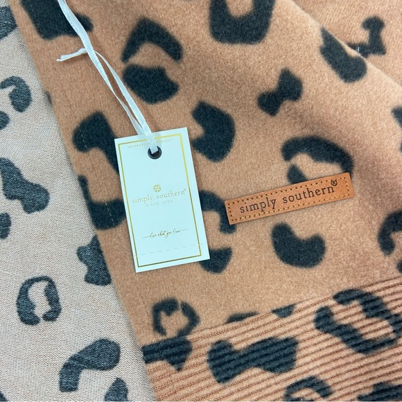 Simply Southern Leo leopard loose turtleneck top drop shoulders. One size - Picture 7 of 8